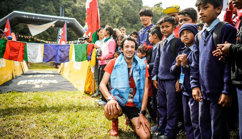 Kilian Jornet en la meta del Annapurna Trail Marathon. Foto: Martina Valmassoi / Salomon