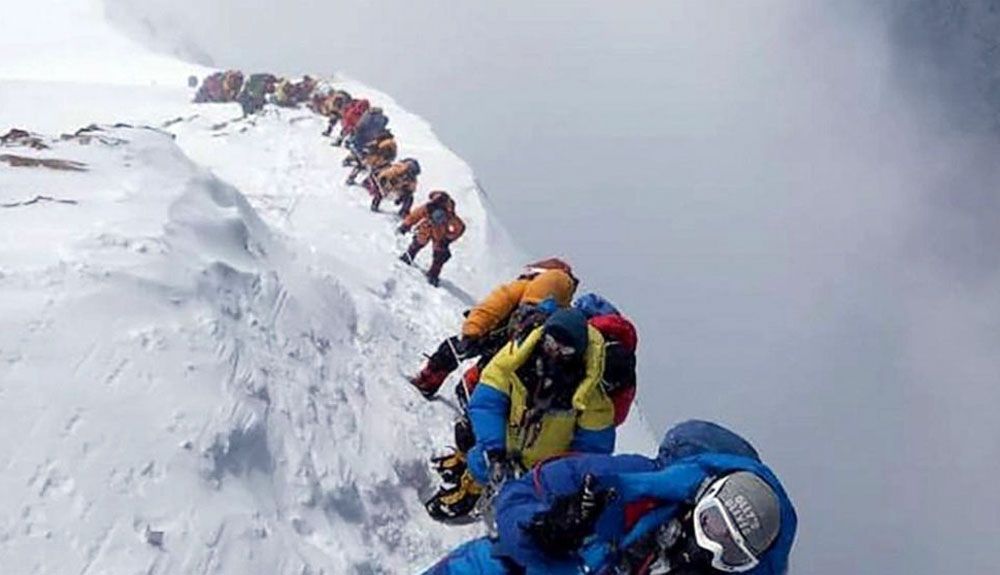 Un permiso para escalar el Everest requerirá presentar el historia médico completo, un certificado de salud y un seguro vigente.