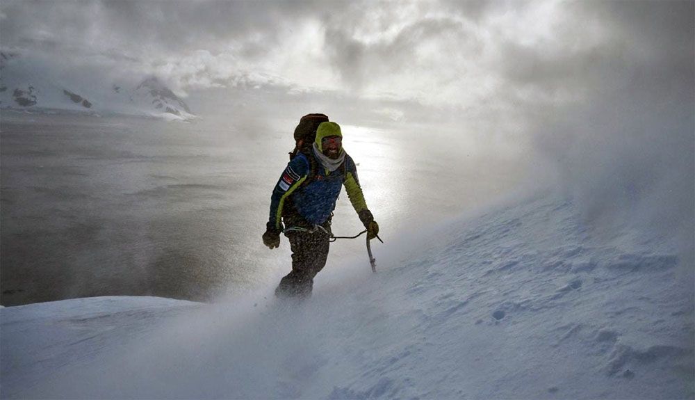 Alex Txikon pone rumbo al Everest invernal
