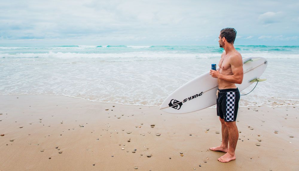 El surfista Mathieu Crepel, embajador de la marca