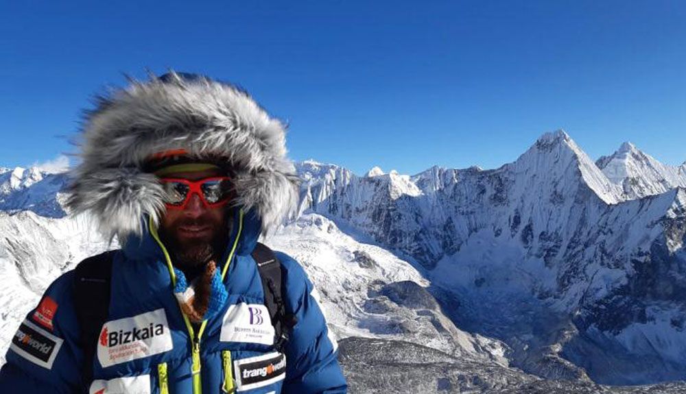 Alex Txikon progresa en el Ama Dablam invernal