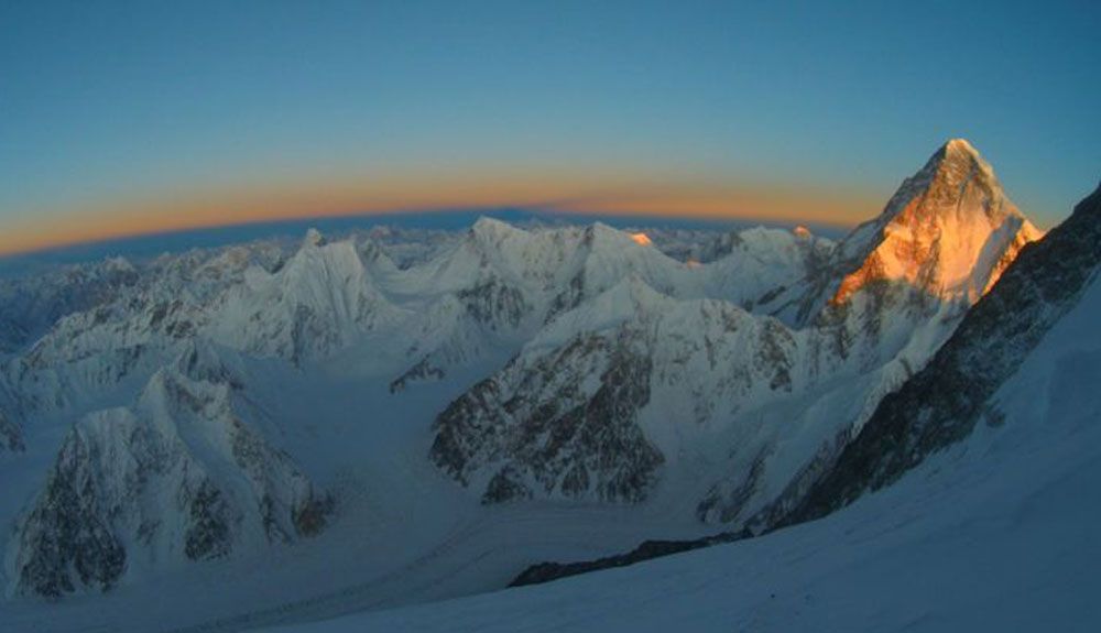 El K2 iluminado por el amanecer, visto desde las laderas del Broad Peak. Foto: Denis Urubko