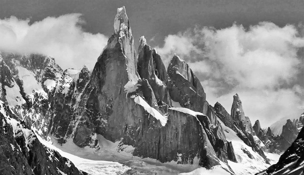En parapente desde la cima del Cerro Torre