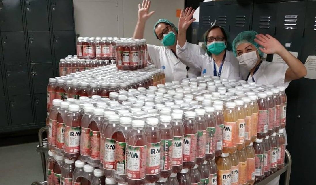 RAW Superdrink entrega 18.000 botellas a los Hospitales de España 