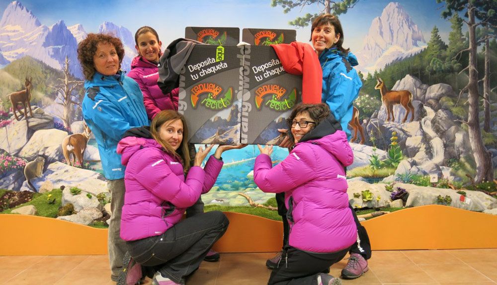 El equipo Mujeres Trangoworld amadrina la campaña Renueva y Recicla