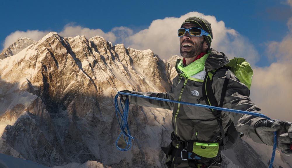 Hervé Barmasse con la vista en el Nuptse