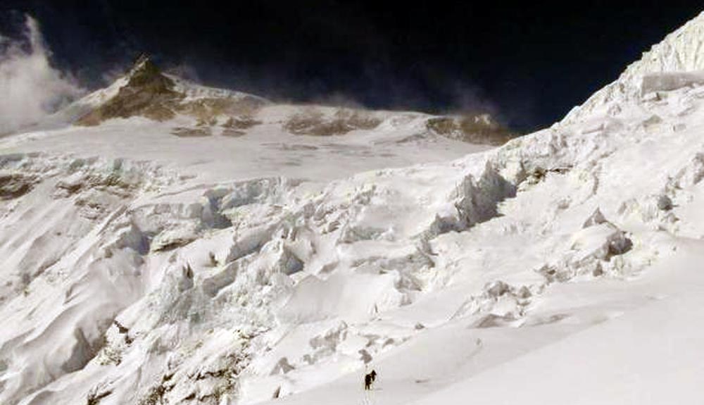Colibasanu y Hámor coronan el Manaslu antes de intentar una nueva ruta