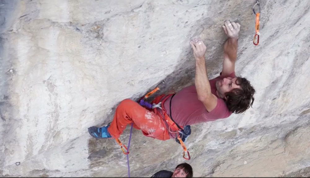 Chris Sharma prueba un posible 9C en Oliana