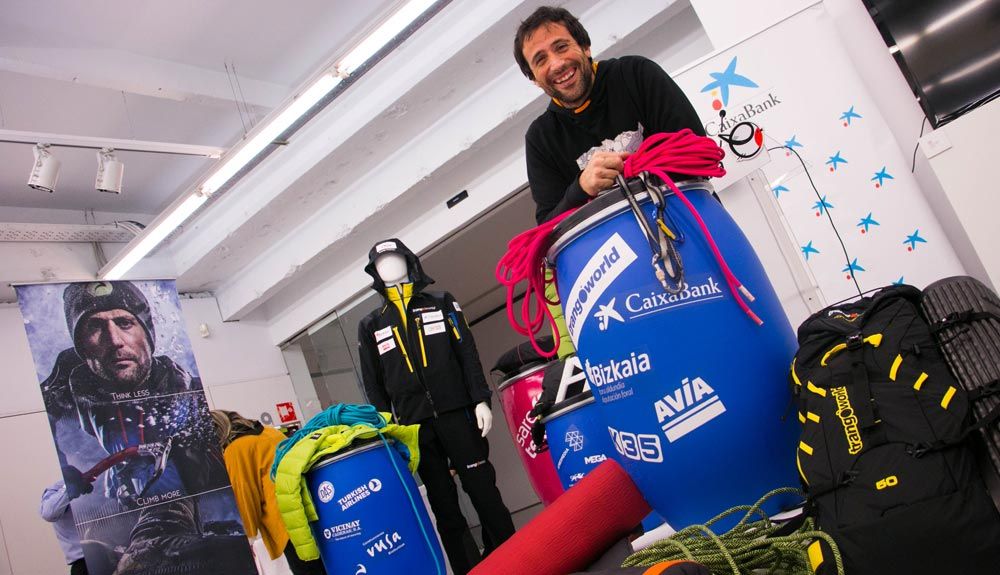 Alex Txikon parte hacia el Everest