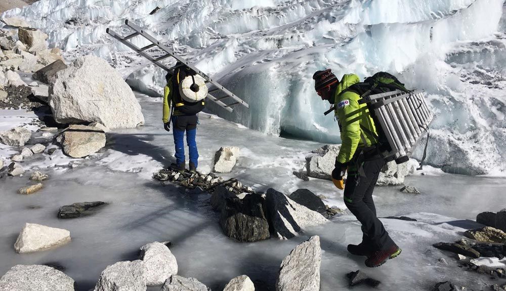 Así se equipa la cascada del Khumbu, en el Everest invernal