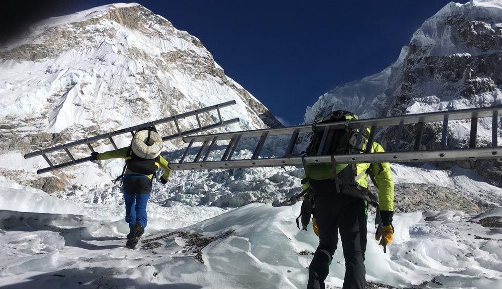 El equipo de Alex Txikon progresa en el Everest
