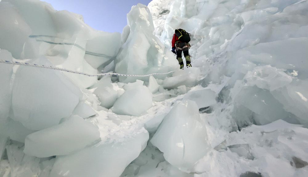Alex Txikon alcanza el Campo 1 del Everest
