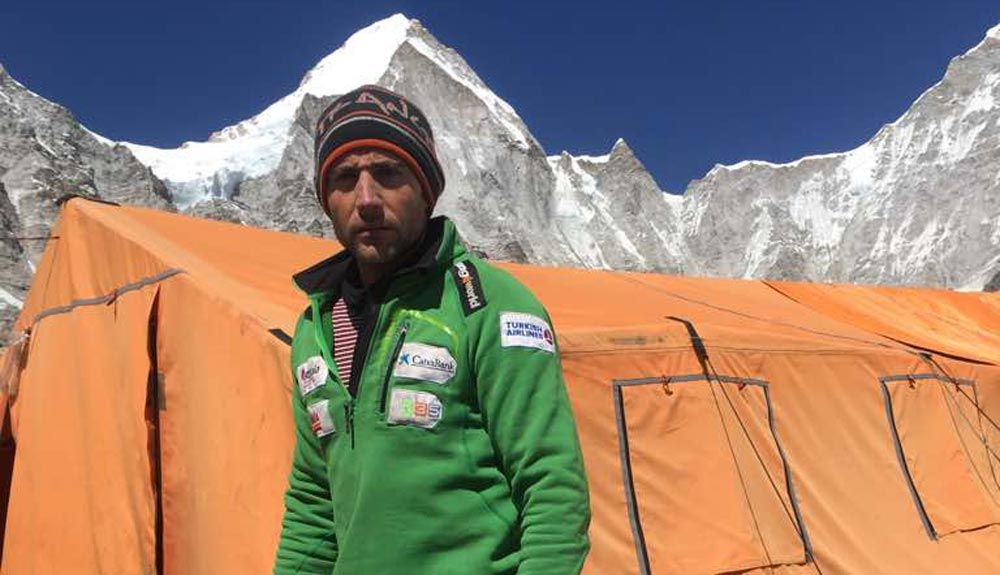 Alex Txikon retoma su intento al Everest