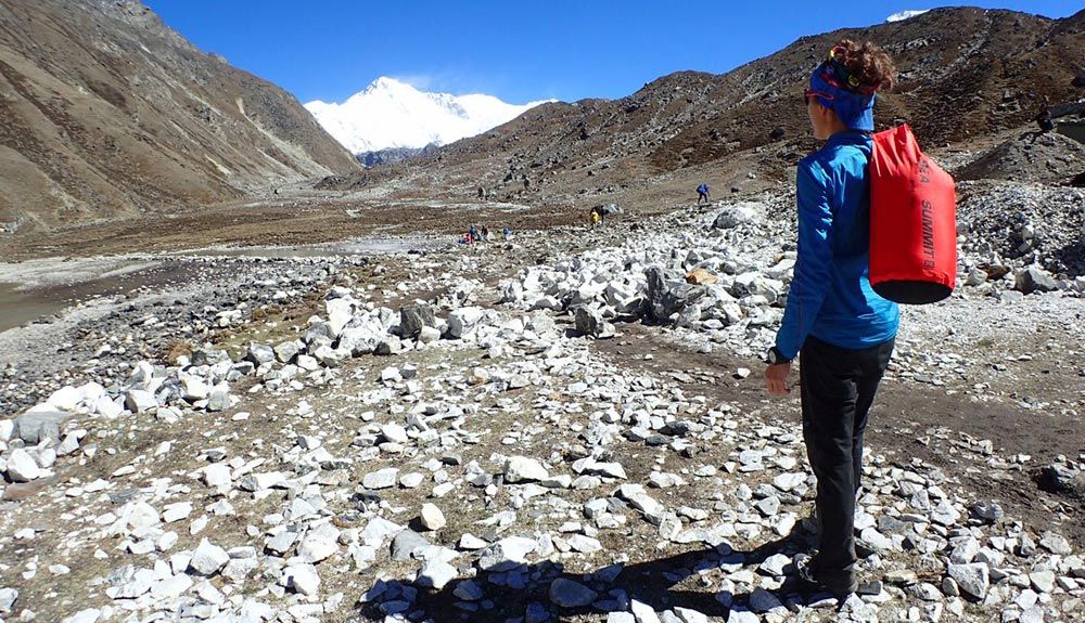 Núria Picas con la vista en la cima del Makalu