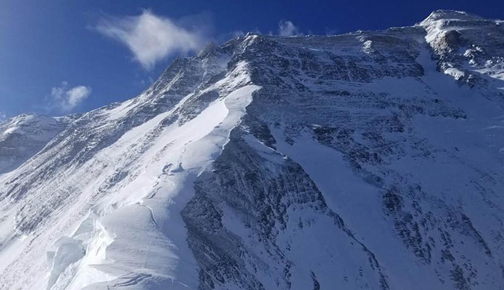 9 sherpas, los primeros de la temporada en la cima del Everest