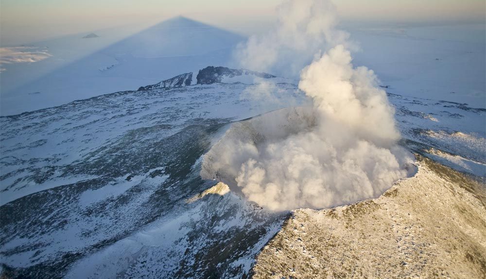 Se descubren 91 volcanes bajo el hielo de la Antártida