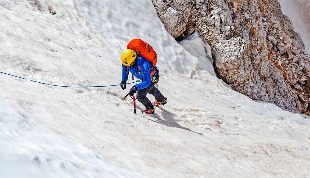 Progresión con crampones en hielo y nieve con técnica de todas las