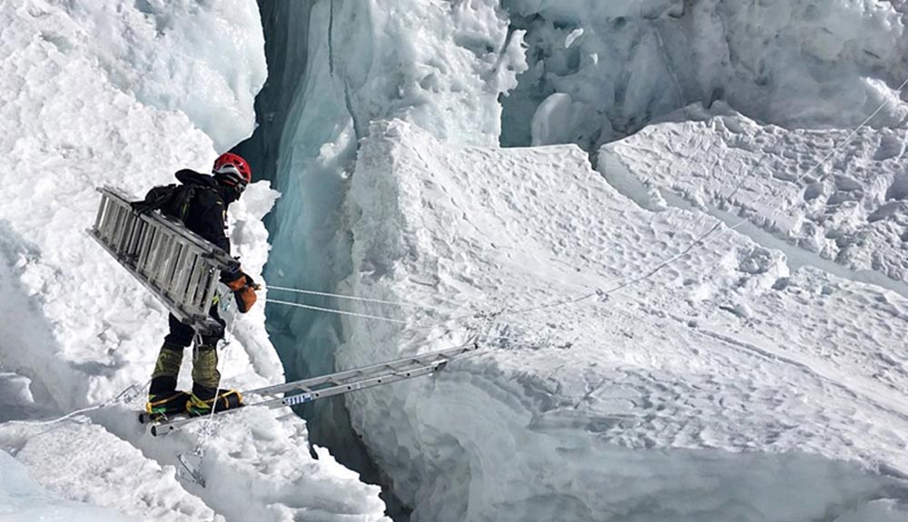 Ochomiles invernales: Alex Txikon avanza, los polacos frenados por la meteo