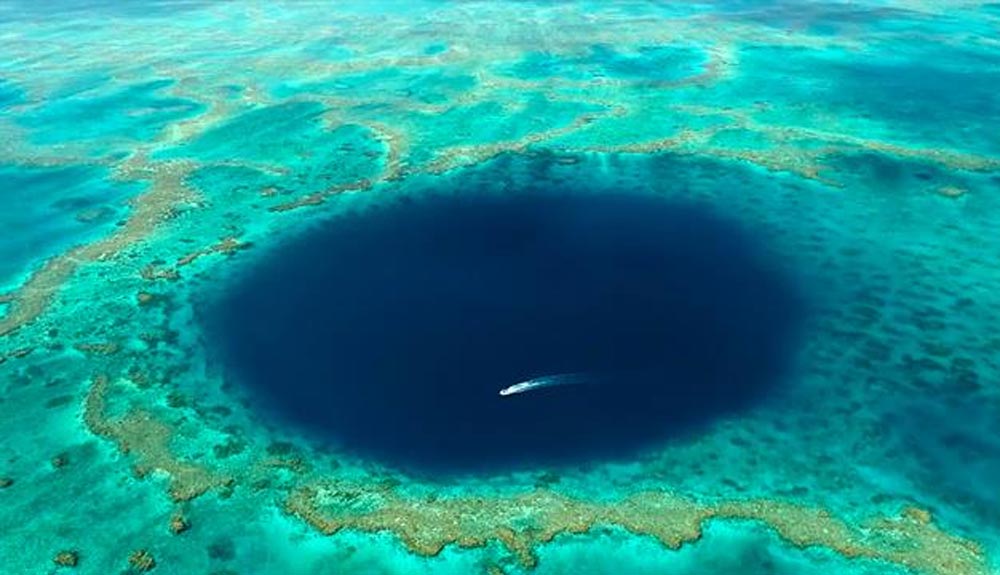 Un viaje al interior del "Blue Hole" en la Gran Barrera de Coral