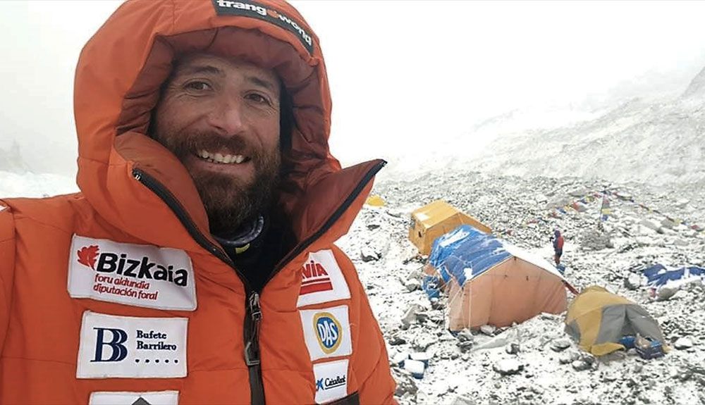 Se aborta el ataque a cima en el Everest invernal. Urubko se lanza a por la cumbre del K2.