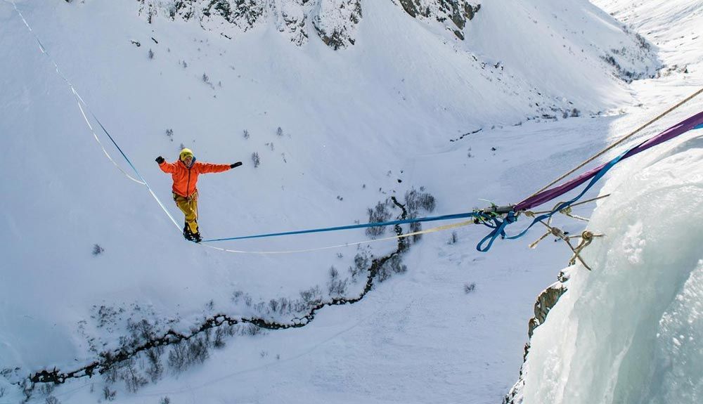 Slackline: 430 metros entre dos cascadas de hielo