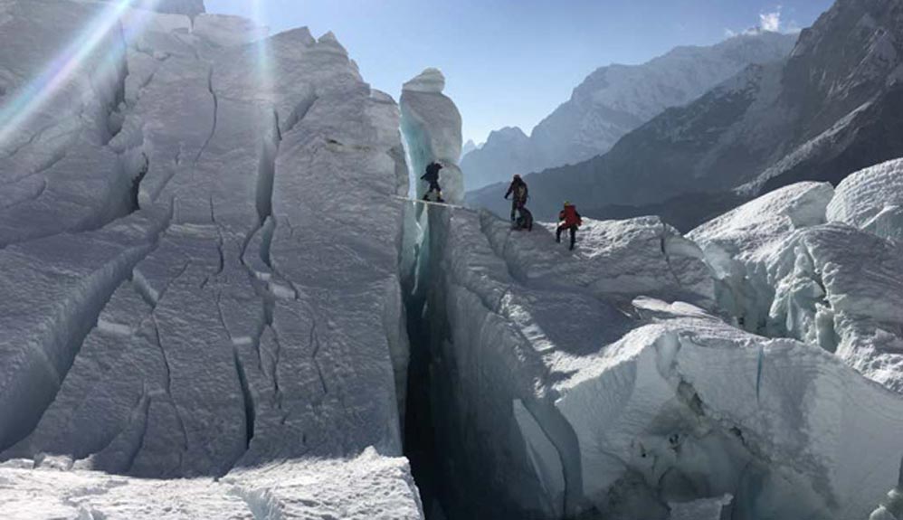 Al menos dos sherpas heridos en el Everest
