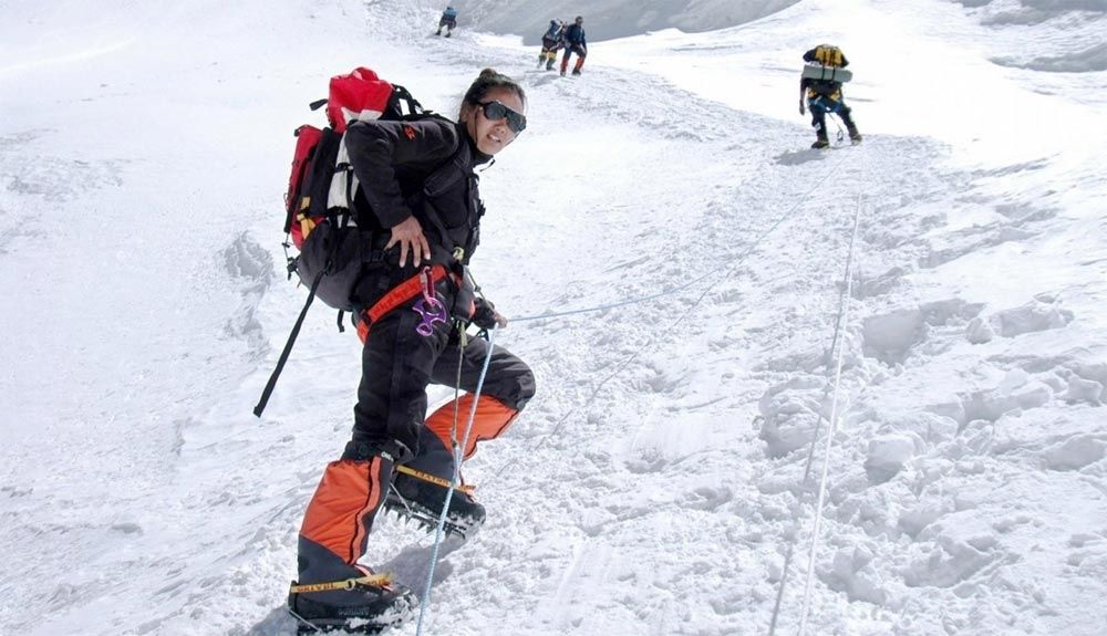 Lhakpa Sherpa firma su novena cima del Everest