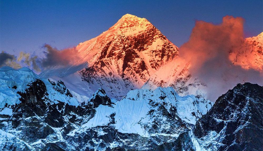 Una expedición china avanza por el Everest