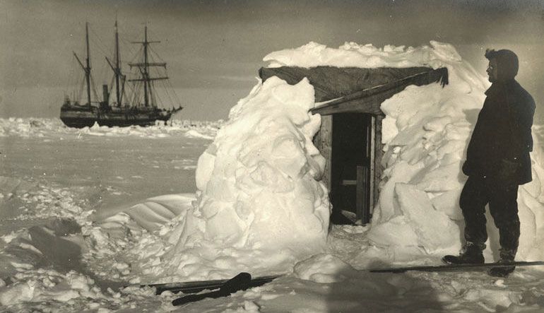 El físico Reginald James en la puerta de su observatorio, durante la expedición del Endurance. Foto: Frank Hurley / Scott Polar Research Institute