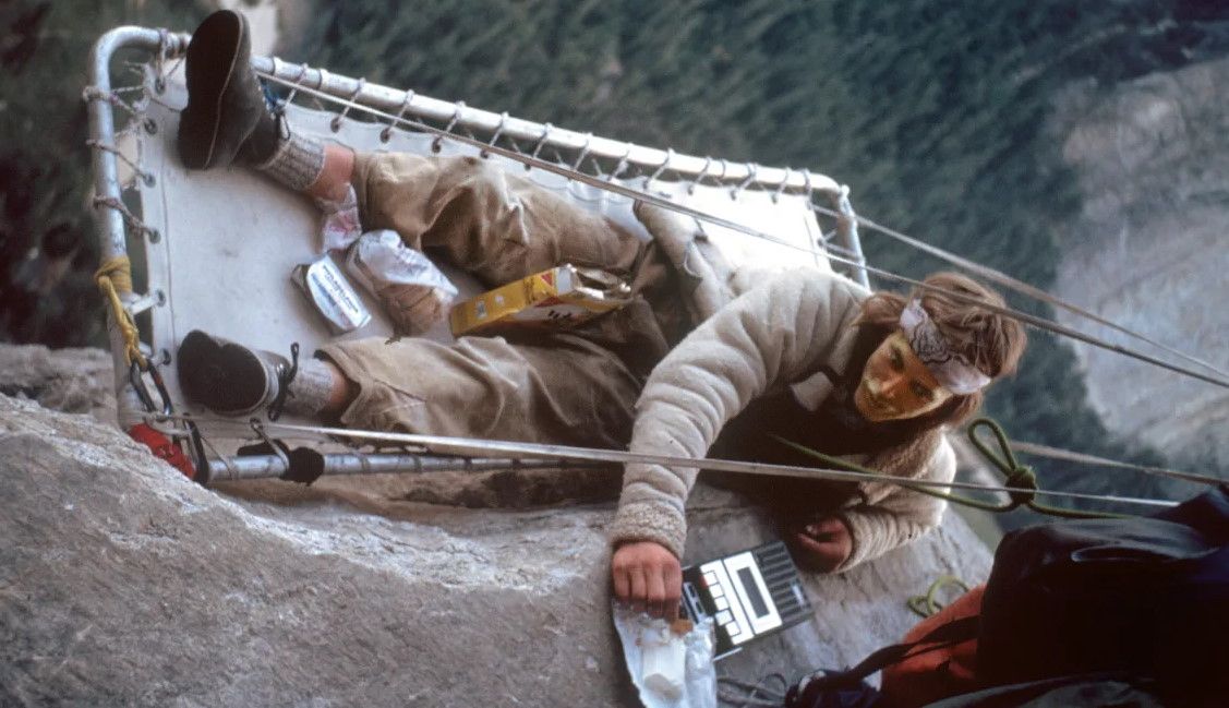 Bill Westbay usando una camilla de la armada durante una de sus ascensiones en Yosemite, despertando la necesidad de la invención de la hamaca de escalada. Foto: George Meyers