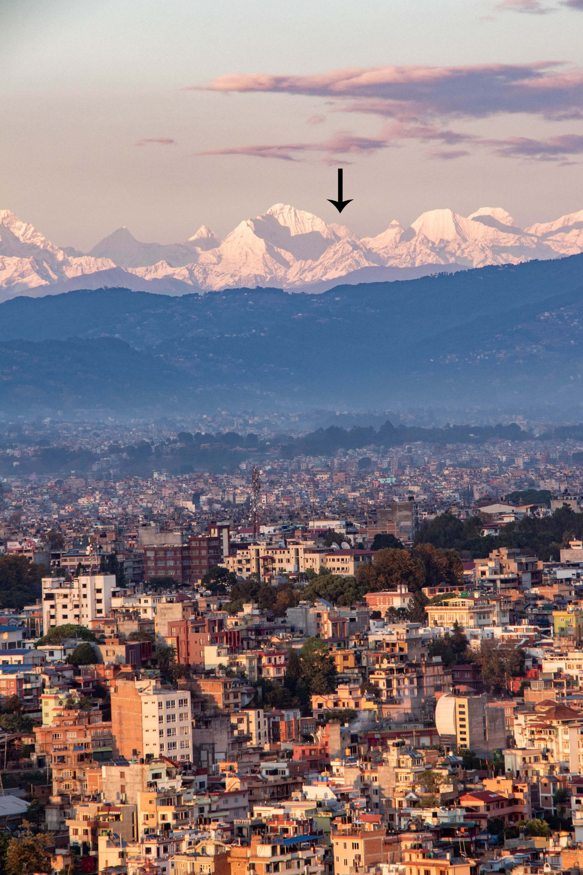 El Everest, escondido entre el Kang Nachugo y el Chobutse, visto desde Chobar.