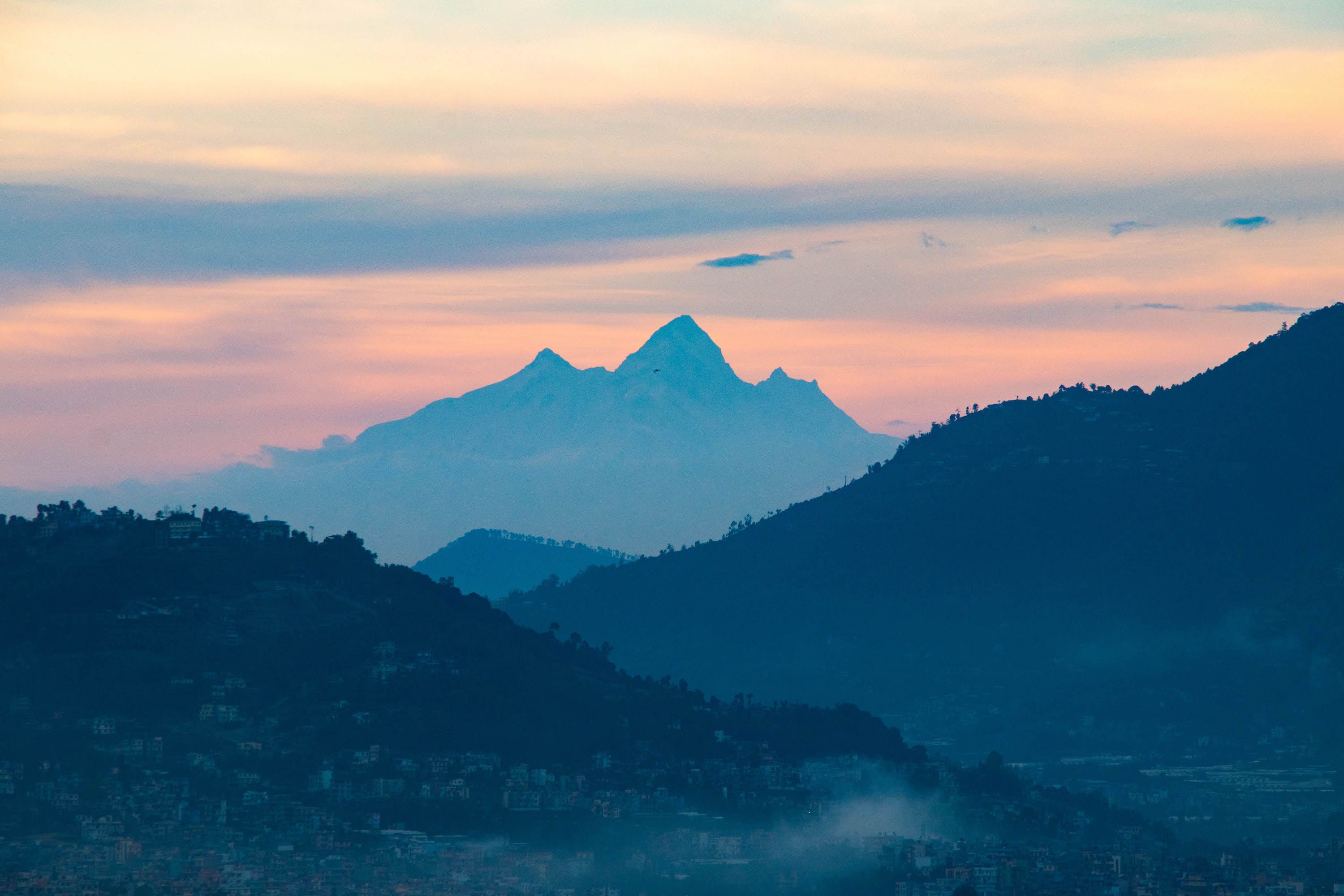 La trinidad del Baudhha Himal, Himalchuli y Manaslu silueteados al oeste del Kathmandu por el atardecer.