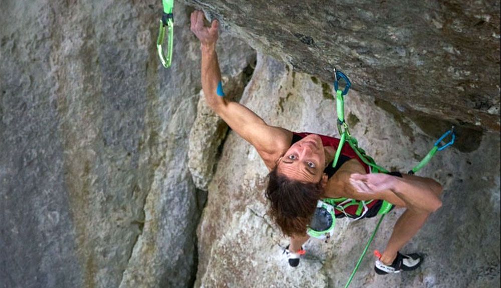 Melissa Le Nevé durante la primera ascensión de "Action Directe", en Frankenjura, Alemania. Foto: Fabian Buhl