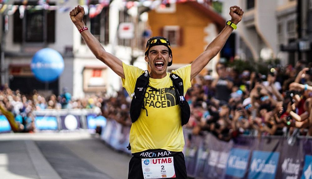 Pau Capell celebrando su victoria el pasado año en la UTMB.