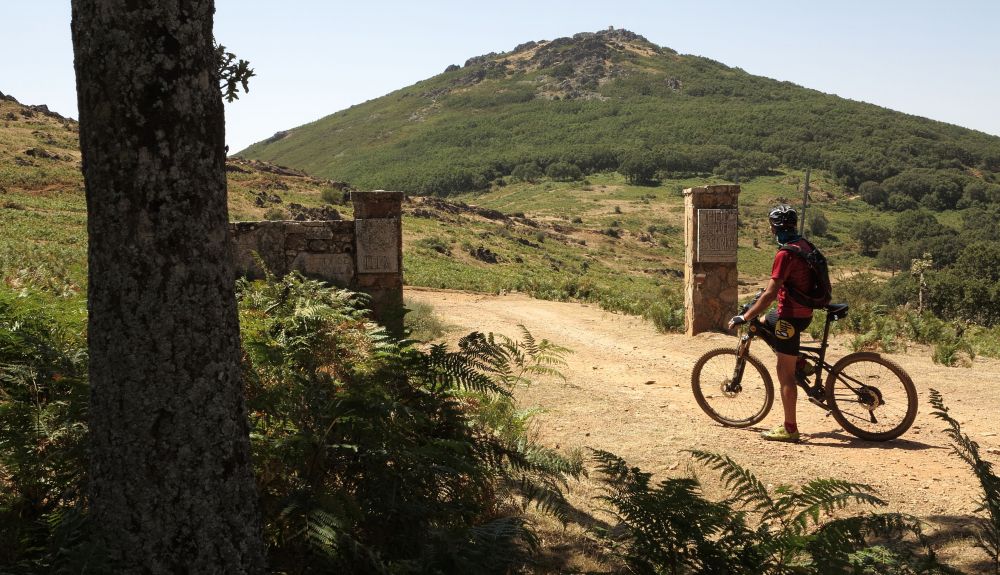 La vida en los pueblos de la sierra es ganadera y recreativa. La vida en los pueblos de la sierra es ganadera y recreativa.