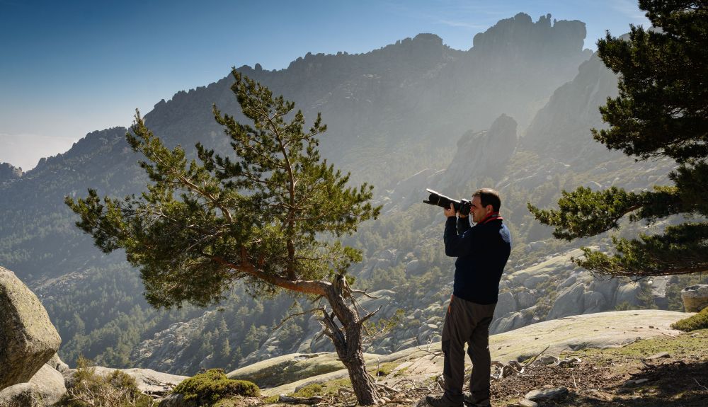 El profesor de fotografía Javier Sánchez Martínez durante una excursión en La Pedriza. Foto: Álvaro Barrero