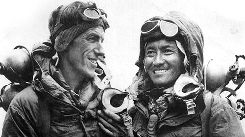 Edmund Hillary y Tenzing Norgay dispuesto a asaltar el Everest en 1953.