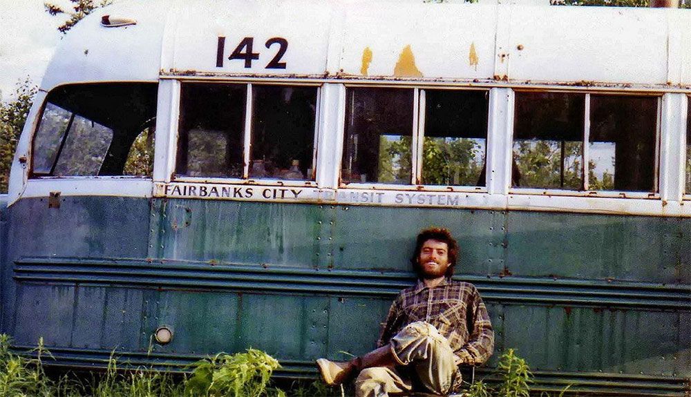 Chris McCandless y su mítico retrato junto al "Magic Bus".