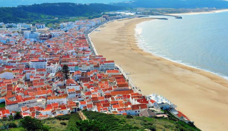 La playa de Nazaré y sus olas de clase mundial La playa de Nazaré y sus olas de clase mundial