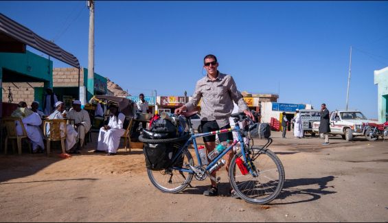 Gerard y su bici, en el norte de Sudán