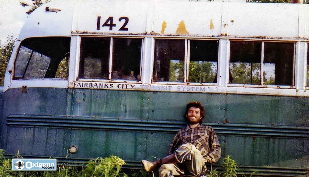 Chris McCandless frente al Magic Bus que hizo célebre. Repasamos sus historia junto a Jordi Canal Soler en este episodio del pódcast.