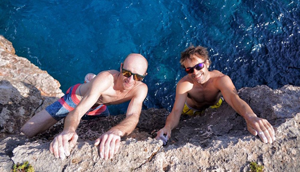 Los hermanos Pou sobre las aguas del Mediterráneo. ©Filmut