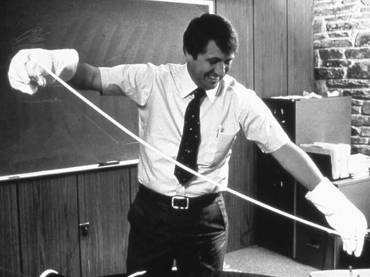 Robert Gore celebrando su descubrimiento en 1969. Robert Gore celebrando su descubrimiento en 1969.