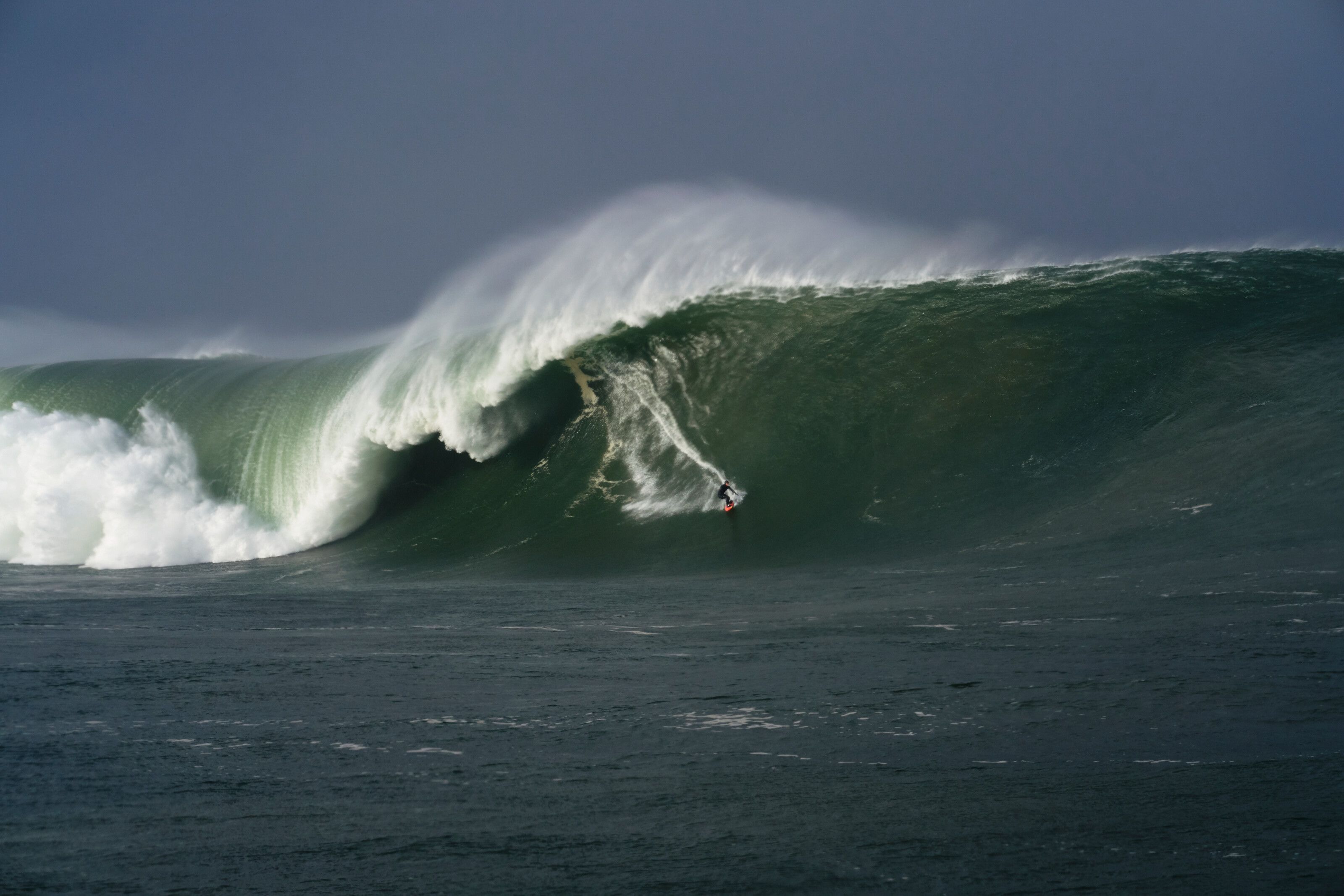 Conor Maguire surfea la ola más grande de Irlanda