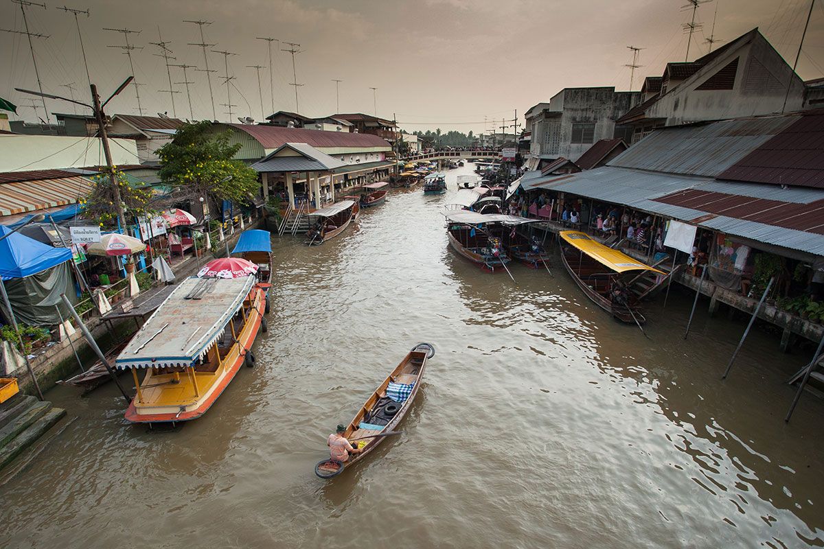 Tailandia desarrolla tres nuevas rutas turísticas por carretera. Amphawa Floating Market