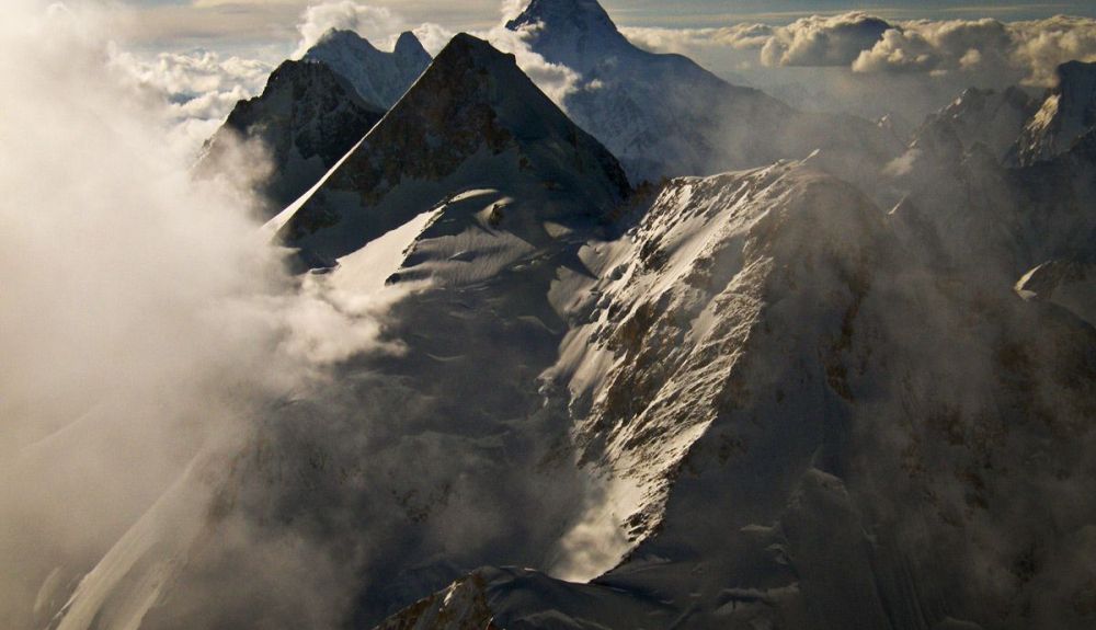 Vista desde la cima del Gasherbrum I (8.080 m). De izquierada a derecha, Gasherbrum III (7.952 m), Broad Peak (8.047 m), Broad Peak Middle (8.016 m), Gasherbrum II (8.035 m) y K2 (8. 611m). Foto: Alex Gavan Vista desde la cima del Gasherbrum I (8.080 m). De izquierada a derecha, Gasherbrum III (7.952 m), Broad Peak (8.047 m), Broad Peak Middle (8.016 m), Gasherbrum II (8.035 m) y K2 (8. 611m). Foto: Alex Gavan