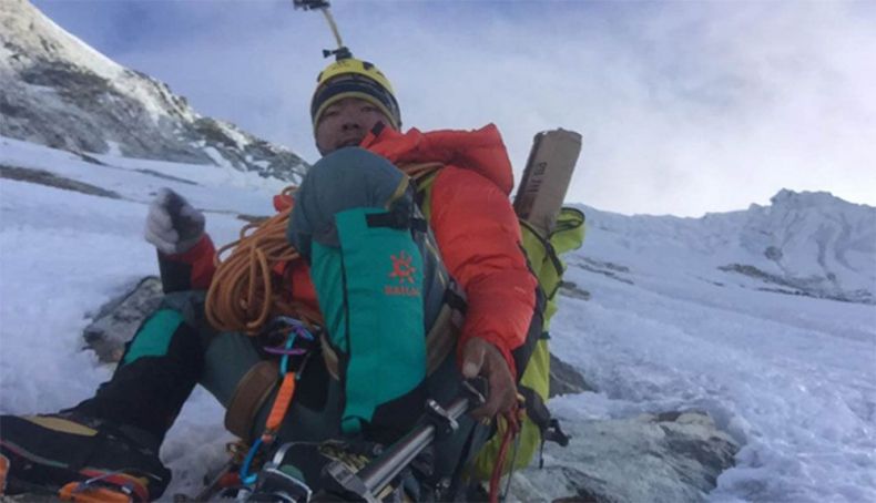 Mingma Gyalje Sherpa durante su ascensión en solitario del Chobutse (2015).