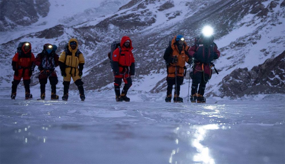 El equipo de Nirmal Purja durante su última inspección de los campos superiores en el K2