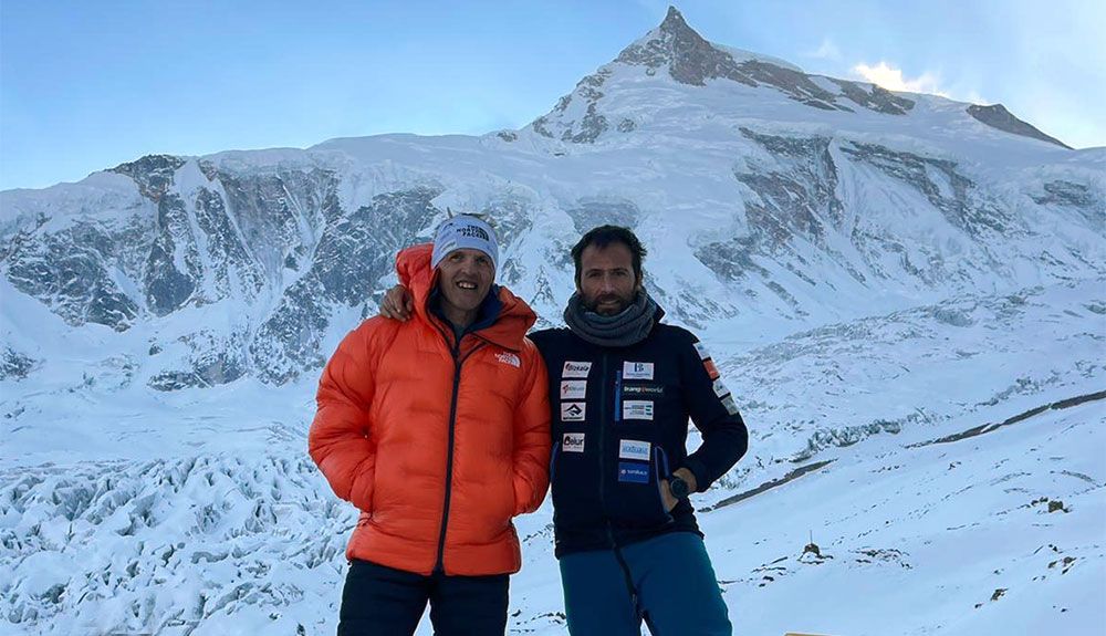 Alex Txikon y Simone Moro se reúnen en el invierno del Manaslu. Foto: Phelipe Eizagirre
