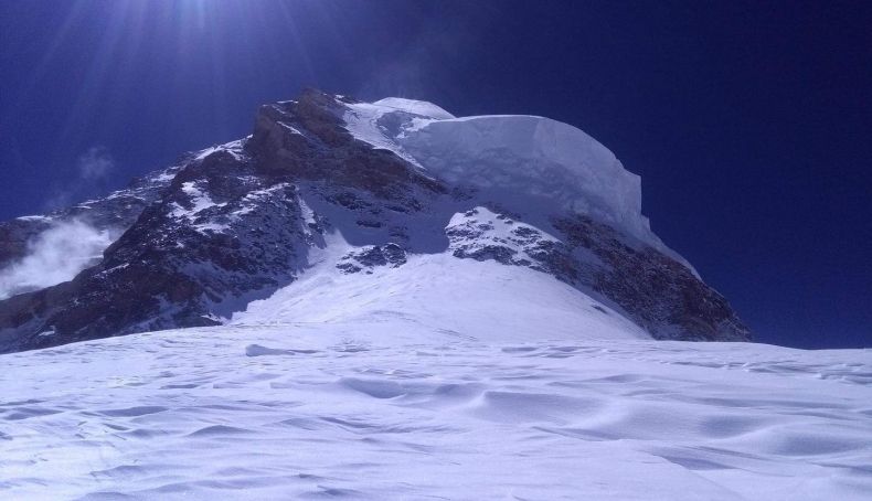 Foto de Mingma G donde se aprecia el Gran Serac que amenaza la progresión por el Cuello de Botella. Foto: Mingma Gyalje Foto de Mingma G donde se aprecia el Gran Serac que amenaza la progresión por el Cuello de Botella. Foto: Mingma Gyalje